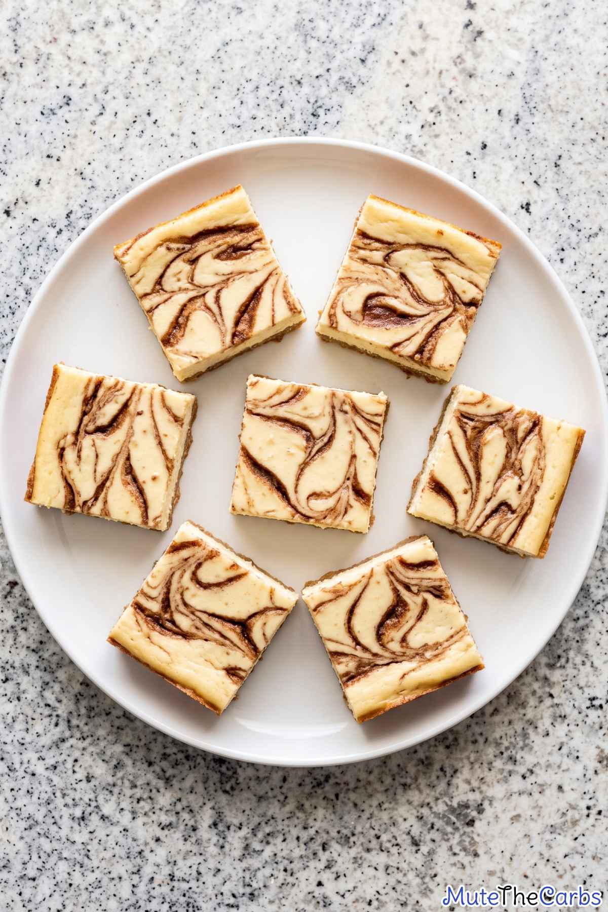 sweet cinnamon roll cheesecake bars